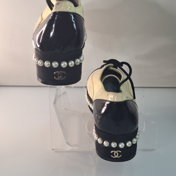 Auth Chanel lace up shoe - Picture 3 of 11